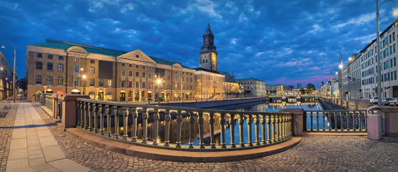 Göteborg i kvällsljus med kanalen och husen längs kajen