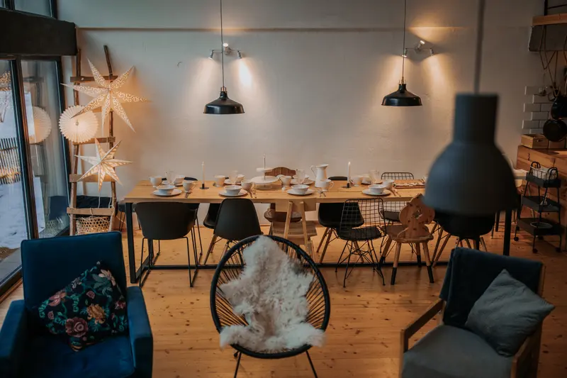 Enkel restauranglokal med långbord, pendellampor och rå industrikänsla