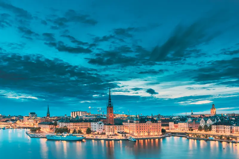 Stockholms siluett i kvällsljus med Riddarholmen i förgrunden